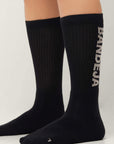 Model wearing Cuera 2-pack Bandeja Padel Socks in Black/Sand, front studio view