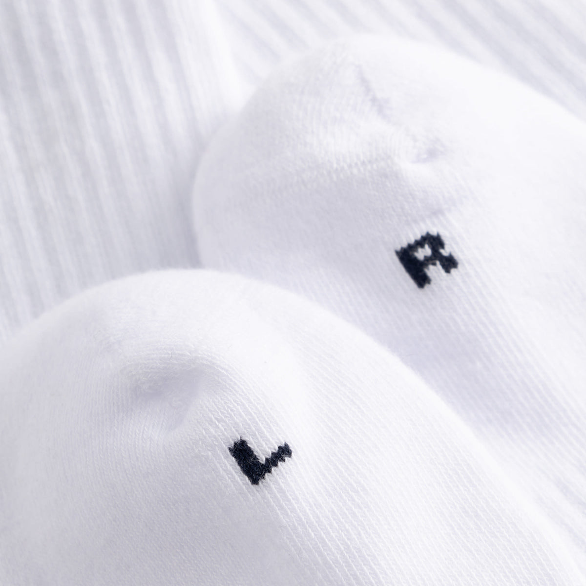 Cuera 2-pack Cuera Padel Socks in White/Navy, neck label and care tag detail