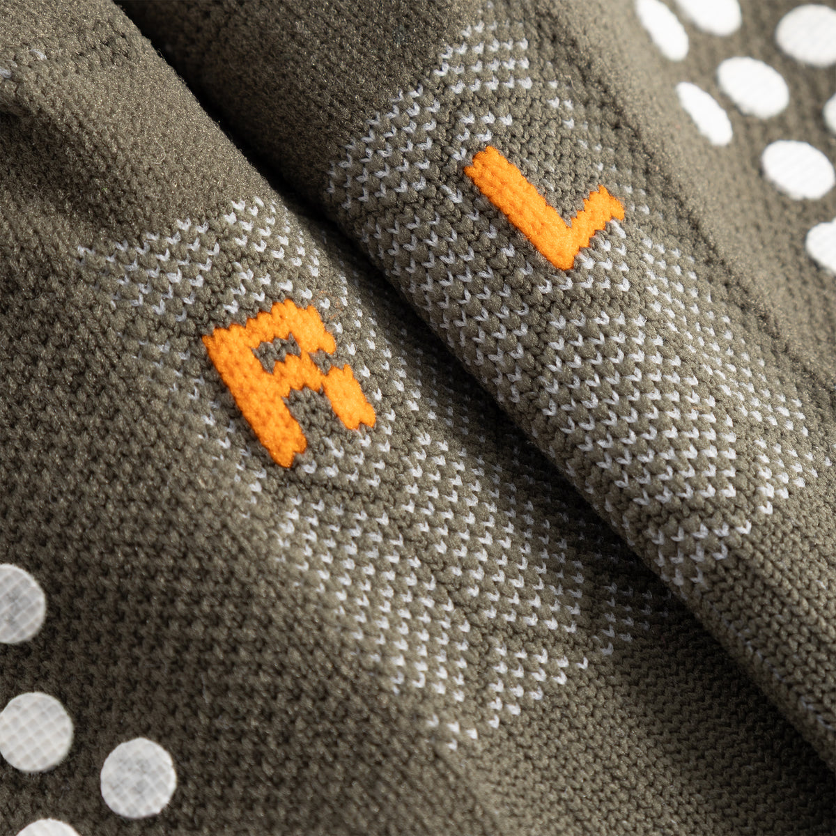 Cuera 3-Pack Oncourt Grip Socks, neck label and care tag detail