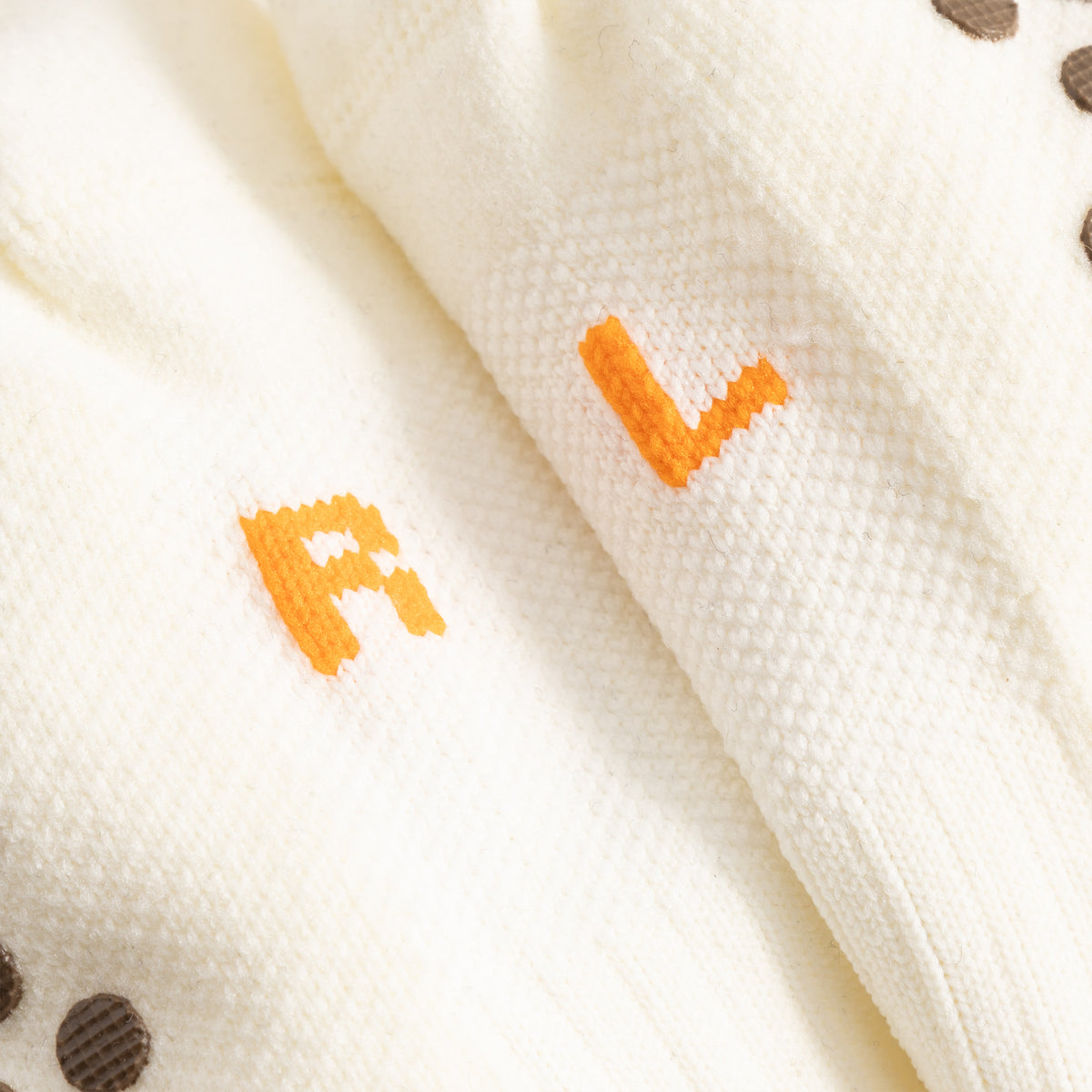 Cuera 3-Pack Oncourt Grip Socks, neck label and care tag detail