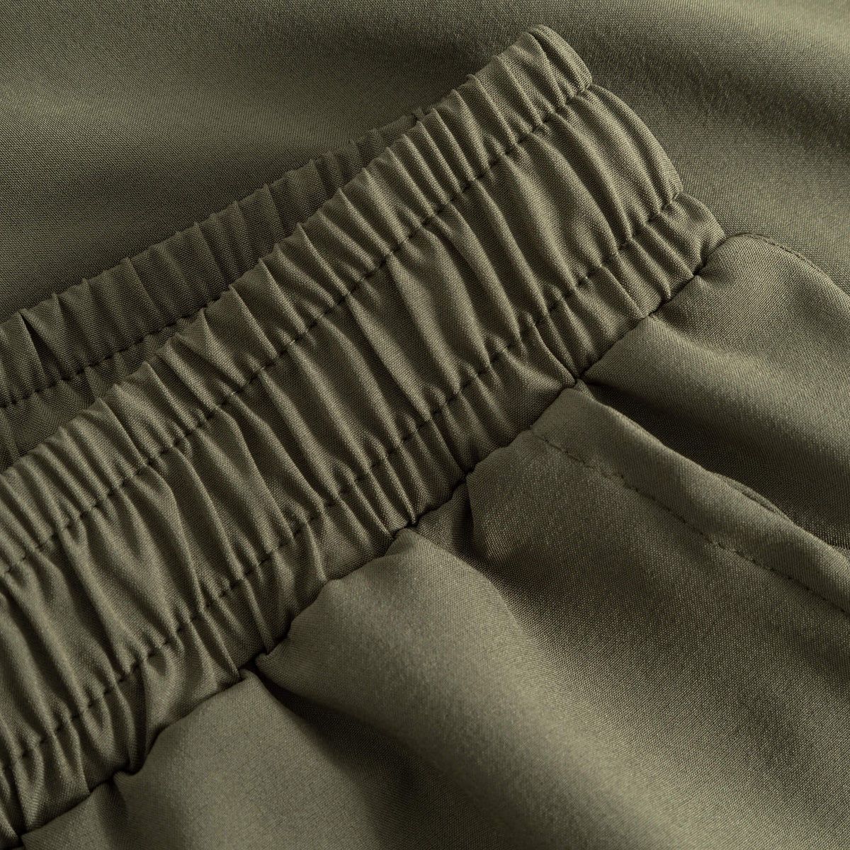 Cuera Mens Active Globe Shorts in Army, waistband detail