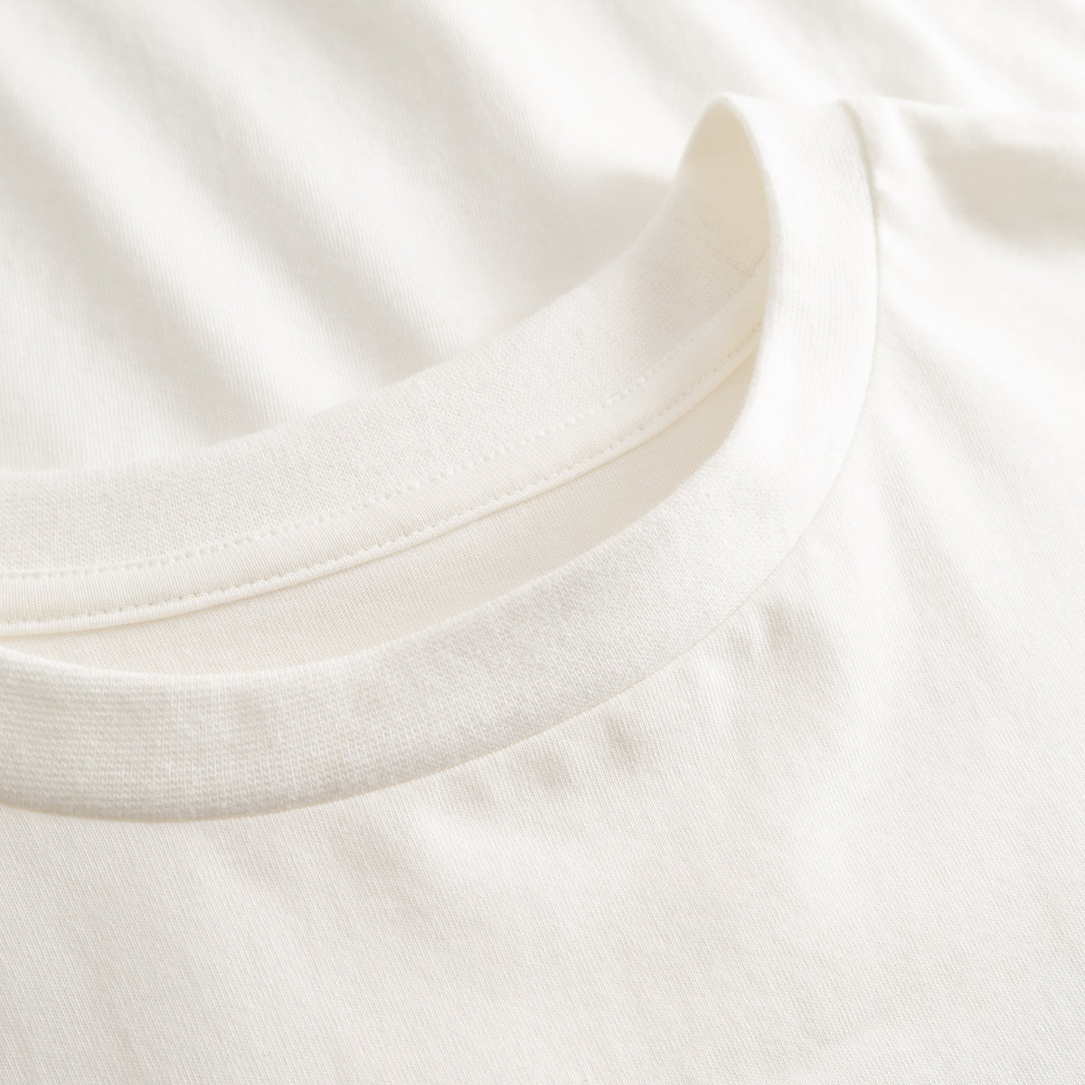 Cuera Offcourt Legacy Short Sleeve in Off White w. Navy, neck label and care tag detail