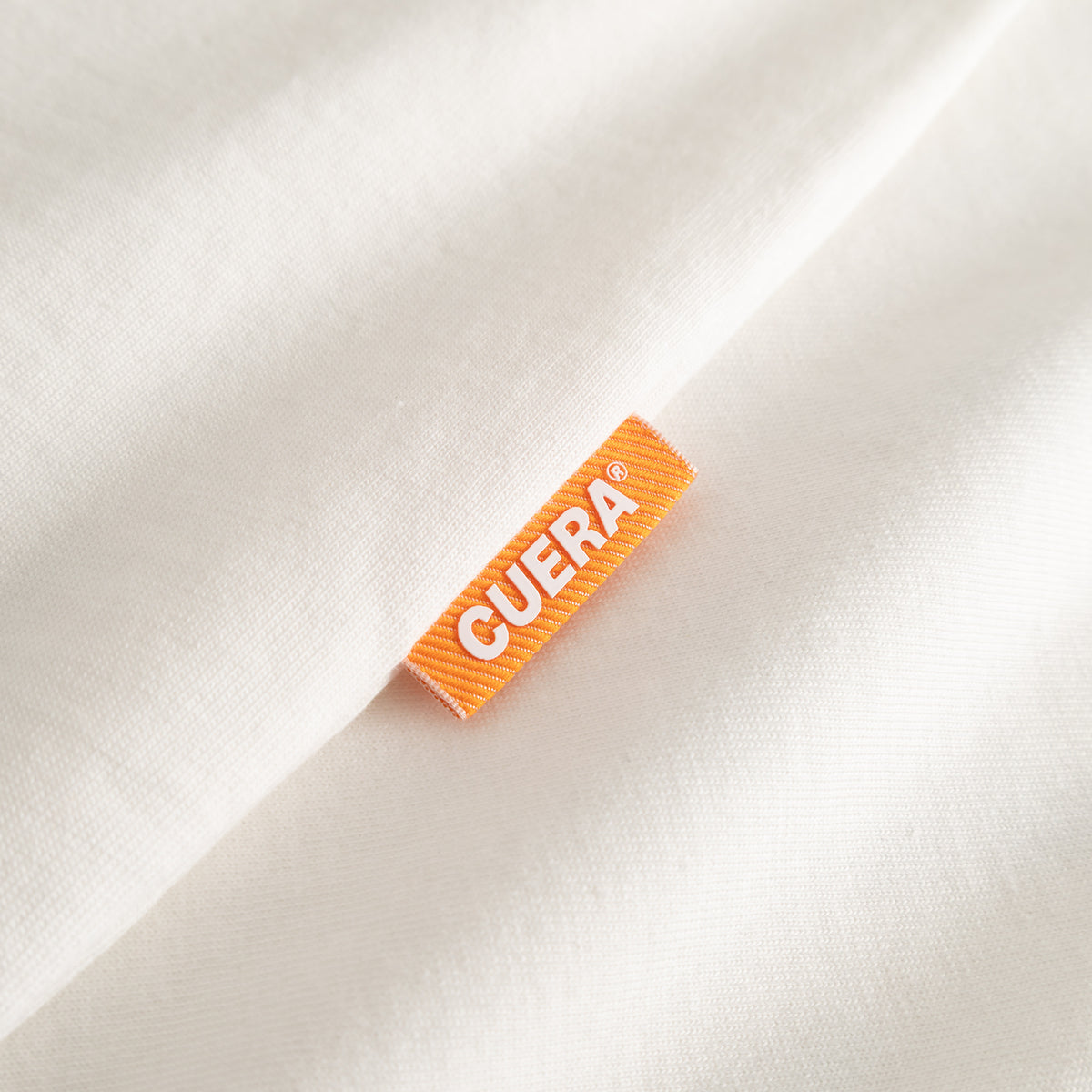 Cuera Offcourt WPC T-Shirt in Off White w. Army, neck label and care tag detail