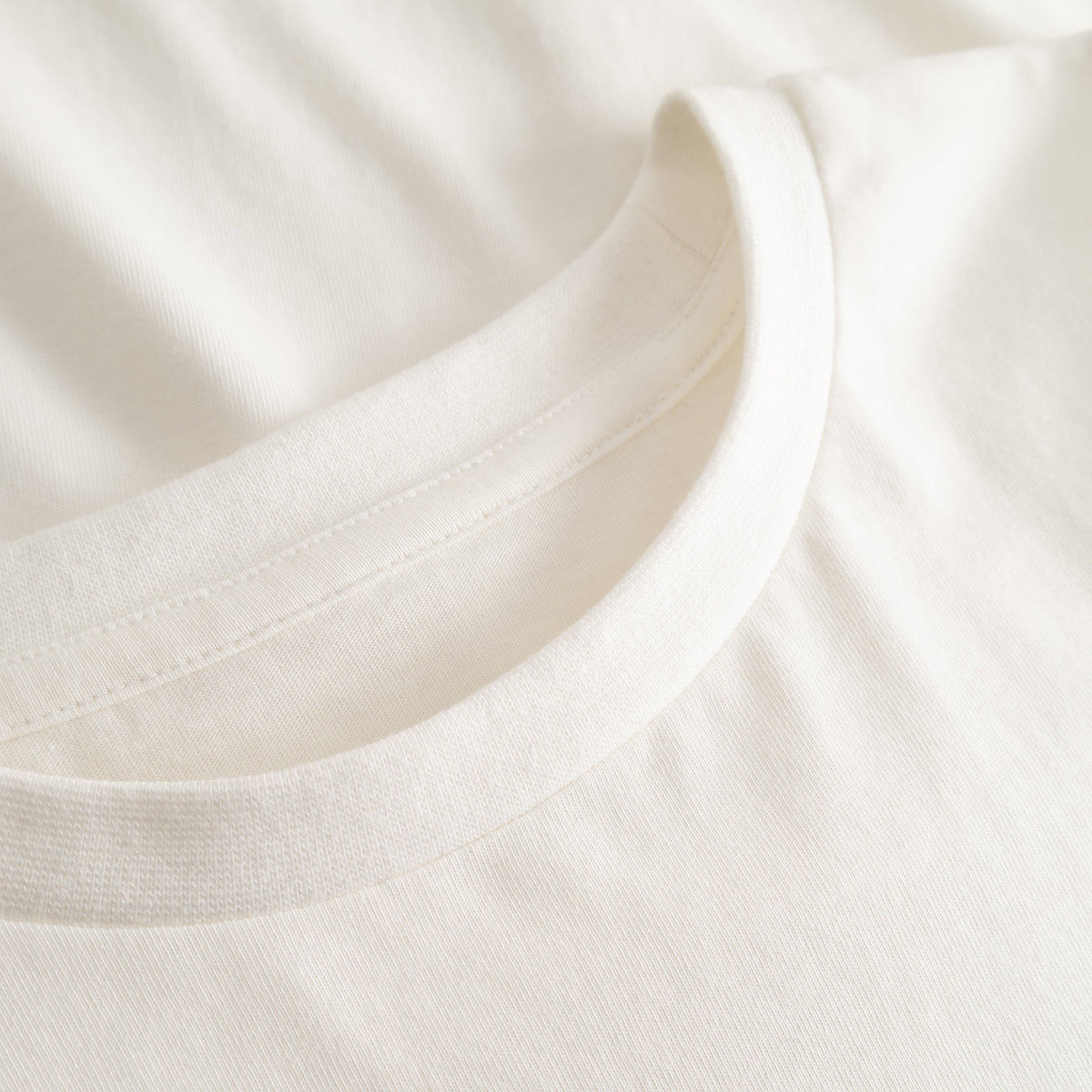 Cuera Offcourt WPC T-Shirt in Off White w. Army, neck label and care tag detail
